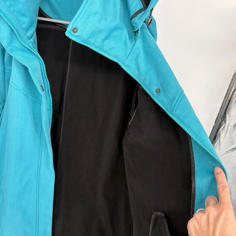 Mia Melon Stella Jacket: Strut Through Any Storm - Picture 7 of 16